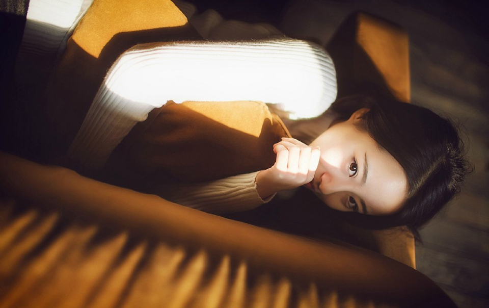 如果说生活是一种姿态，我宁愿选择冷漠;如果说对待一份感情，包括友情和亲情，我宁愿选择冷淡无情。可惜人总非草木，往往总在交叉处令你左右为难!人总喜欢在利益面前根根计较，总为利益去伤害彼此间的感情!这难道就是人生存的本能吗?人生就这么讽刺吗?你不找事，事找上你，会有水落石出的一天!也许这只是一场闹剧，因为我不相信它能凭空消失。人心怎么说呢?穷，会被瞧不起，会被亲情冷漠。富，身边的都是荣耀奉承。